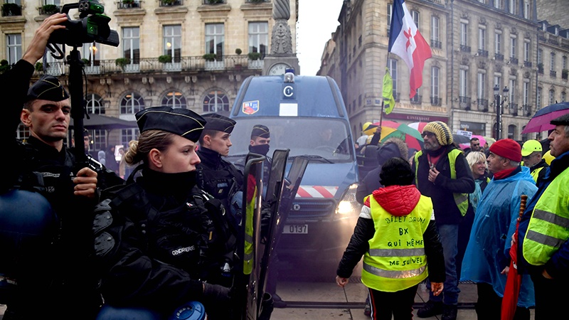 Fransa polisi sarı jiletlilər hərəkatının ilk ildönümündə aksiyaçılara basqın edib