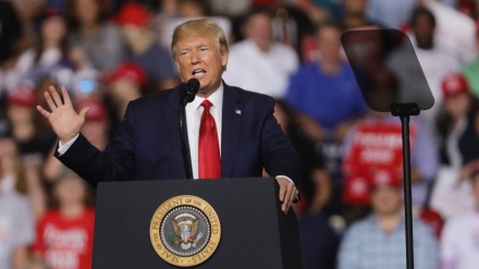 تڕەمپ هەڕەشەی لە شایەتحاڵانی دۆسیەی لێپرسینەوە  کرد