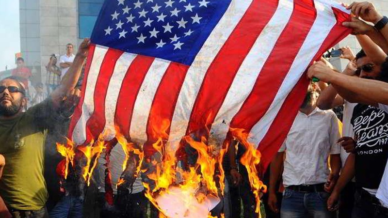 Bağdad nümayişində ABŞ bayrağı yandırılıb
