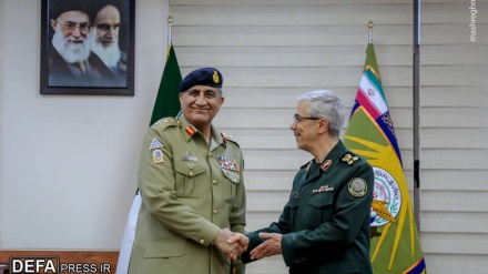 ایران اور پاکستان کے فوجی کمانڈروں کی ملاقات ۔ تصاویر