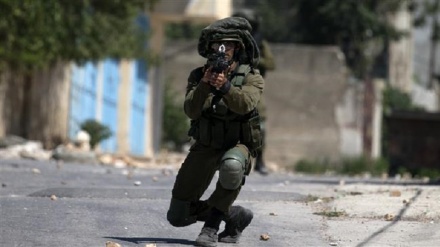 Cionistički vojnici se zabavljaju pucajući na palestinsku omladinu + video