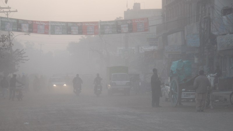 لاہور میں آلودگی، ایک ہفتے کیلئے اسکول اور نجی دفاتر بند کرنے پرغور