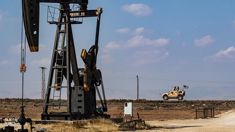شامی تیل کے کنووں کے قریب امریکی فوجیوں کا گشت