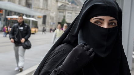 مسلمان خاتون پر ایک نسل پرست کا حملہ ۔ ویڈیو