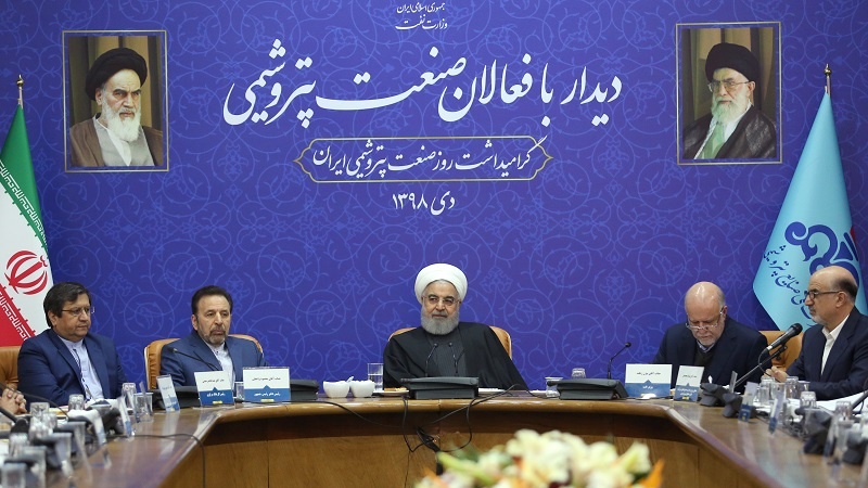 Ruhani: İranın neft-kimya sənayesinin gəliri 17 milyard dollara çatıb
