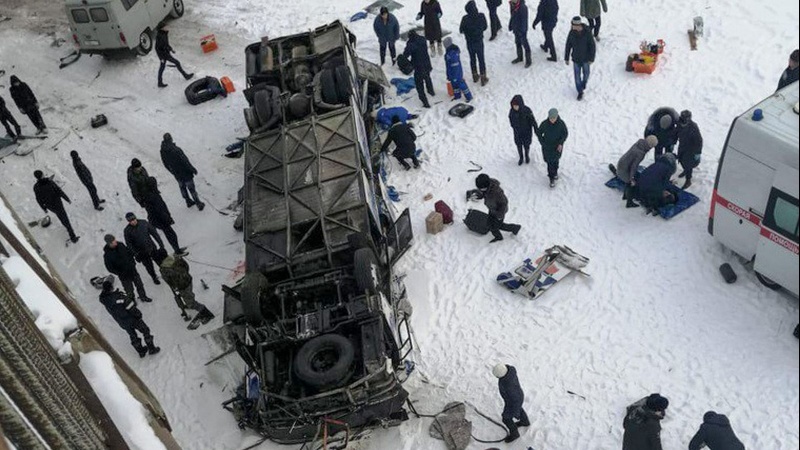 Rusiyada bir avtobus körpüdən aşıb; 19 nəfər ölüb
