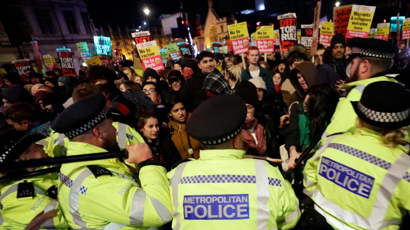 برطانیہ میں انتخابی نتائج کے خلاف مظاہرے