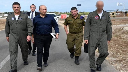 صیہونی وزیر کے ہاتھ میں امام خمینی (رہ) کی کتاب!