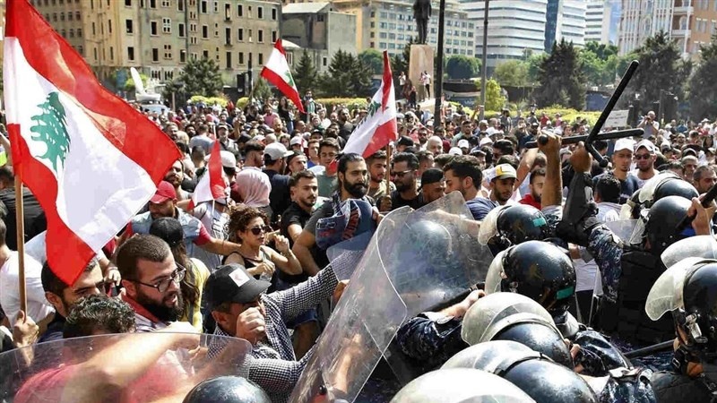 بیروت میں لبنانی مظاہرین اور سیکورٹی فورس کے درمیان تصادم 