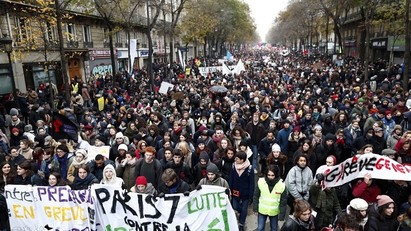 Fransa polisi etirazçılara hücum edib