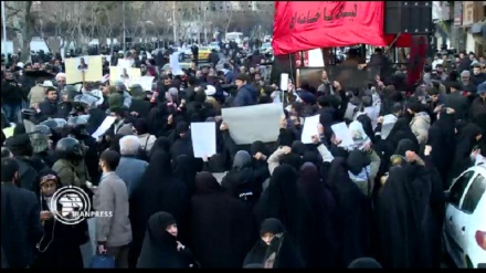 تہران، برطانوی سفارتخانے کے باہر طلبہ کا مظاہرہ + ویڈیو