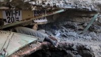 Noge muškarca koji je ostao ispod ruševina u Najrobiju, u Keniji