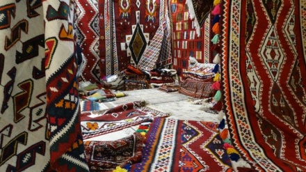 Destpêbûna nîşangeha Pirtûkan û Pêşeyên destî yên îranî li Stenbolê