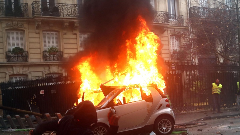 Yeni milad ili gecəsində Fransada yüzlərlə avtomobil yandırılıb
