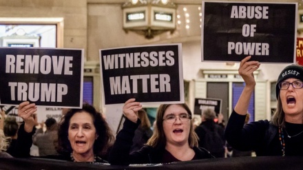 سینیٹ کی عمارت کے باہر ٹرمپ کے مخالفین کا مظاہرہ 