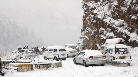 پاکستان کے زیر انتظام کشمیر اور بلوچستان میں شدید برفباری سے  درجنوں افراد جاں بحق 