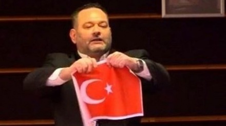 Avropa Parlamentində Türkiyə bayrağına hörmətsizlik