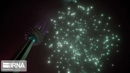 آزادی کی سالگرہ پر میلاد ٹاور سے بکھیری گئی روشنی ۔ ویڈیو