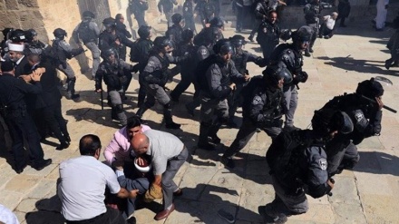 Sionistlər fələstinli namazqılanlara hücum ediblər