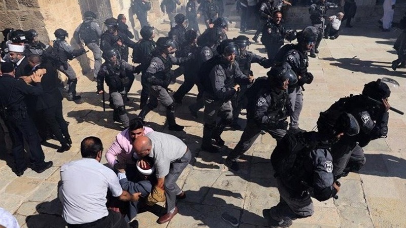 Sionistlər fələstinli namazqılanlara hücum ediblər
