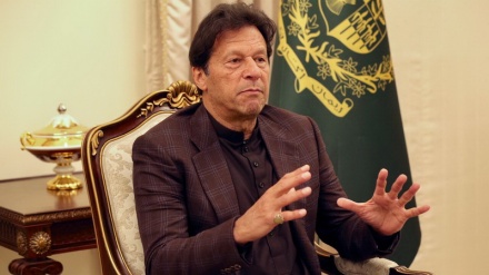 لاک ڈاؤن کر کے معیشت کا پہیہ جام نہیں کر سکتے: عمران خان