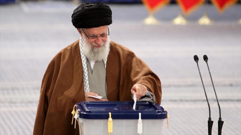 رہبر معظم انقلاب اسلامی نے ابتدائی لمحات میں ہی ووٹ کاسٹ کیا