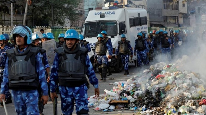 Nju Delhi pred policijskim satom nakon sukoba hinduista i muslimana