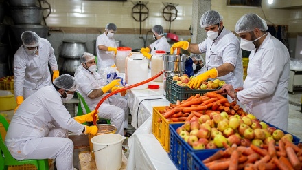 Volonteri u Iranu dnevno proizvode 1200 boca prirodnog soka za zaražene koronavirusom