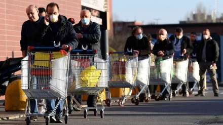 امریکہ اور برطانیہ میں خریداروں کی لمبی قطاریں ۔ ویڈیو