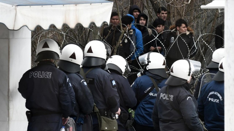 Yunanıstanda polis və yerli sakinlər miqrantlarla toqquşublar