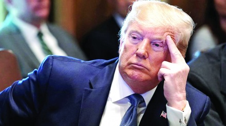 اٹھتے ہوئے کورونا نے امریکی صدر کی پوزیشن گرا دی