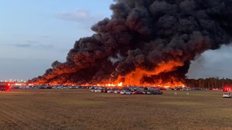 امریکہ، ہوائی اڈے پر کھڑی ہزاروں گاڑیاں نذر آتش 