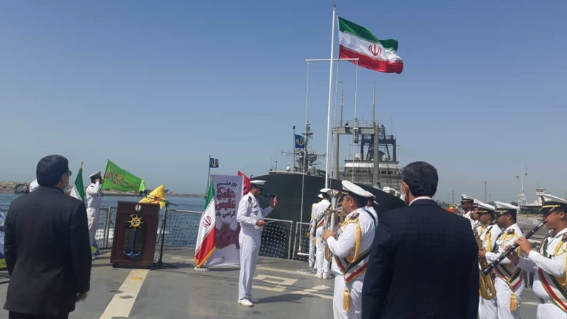 خلیج فارس میں جماران بحری جہاز پر قومی پرچم لہرایا گیا