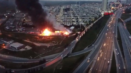 İstanbulda böyük ticarət mərkəzi yanıb