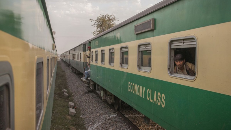 پاکستان میں آج سے ٹرین کی سیٹی بجنے لگی