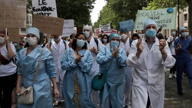 فرانس میں طبی عملے کے مظاہرین پر لاٹھی چارج
