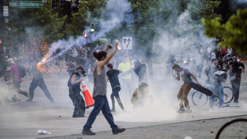 امریکہ میں مظاہرین کے خلاف ممنوعہ گیس کا استعمال 