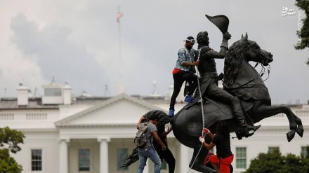 Demonstracije u SAD ne jenjavaju - demonstranti pokušali oboriti kip bivšeg predsjednika