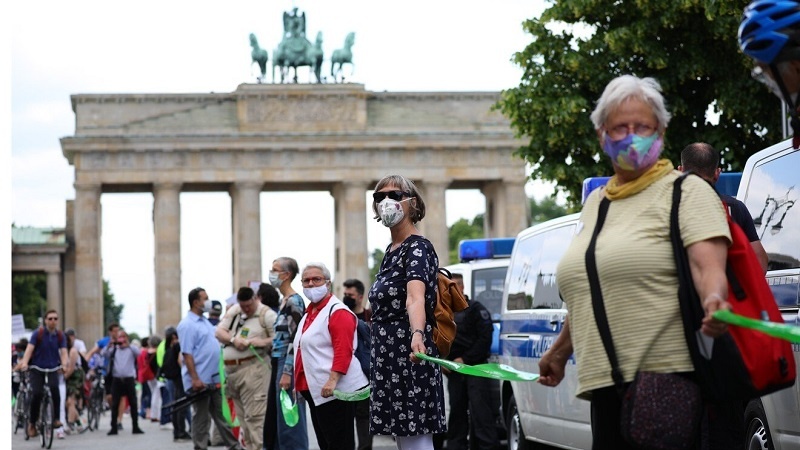 Ljudski lanac od devet kilometara u Berlinu u znak borbe protiv rasizma 