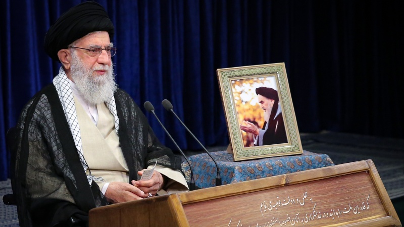امام خمینی نے بڑی طاقتوں کو رسوا کیا: قائد انقلاب