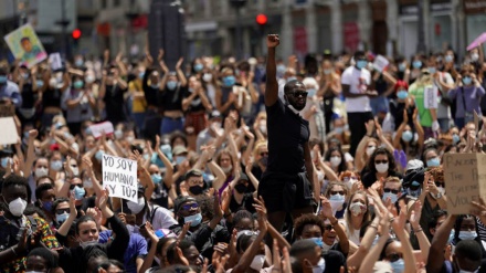 ABŞ-ın Madriddəki səfirliyi önündə anti-rasist aksiya keçirilib