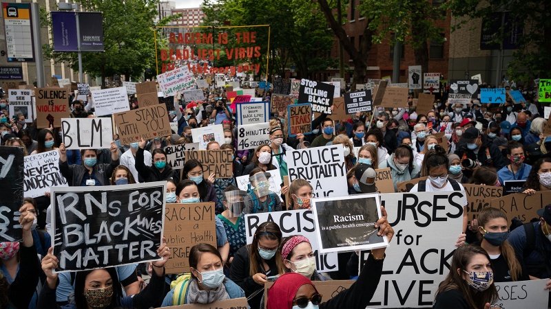 امریکہ میں سیاہ فام باشندے کے بہیمانہ قتل کے خلاف احتجاج کا سلسلہ جاری