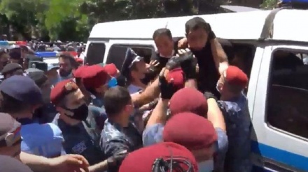 Ermənistanda polis deputatlara güc tətbiq edib, xəsarət alanlar var