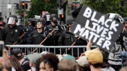 سیاہ فاموں کے خلاف امریکی پولیس کا جارحانہ رویہ