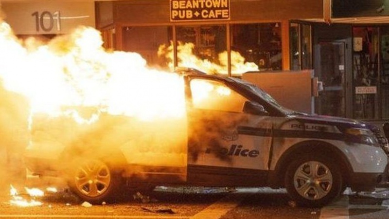 امریکی عوام کے غصے کی آگ میں جھلسیں پولیس کی گاڑیاں + تصاویر