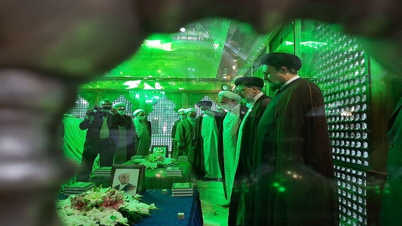 عدلیہ کے سربراہ اور دیگر عہدیداروں کی امام خمینی (رح) کے مزار پر حاضری
