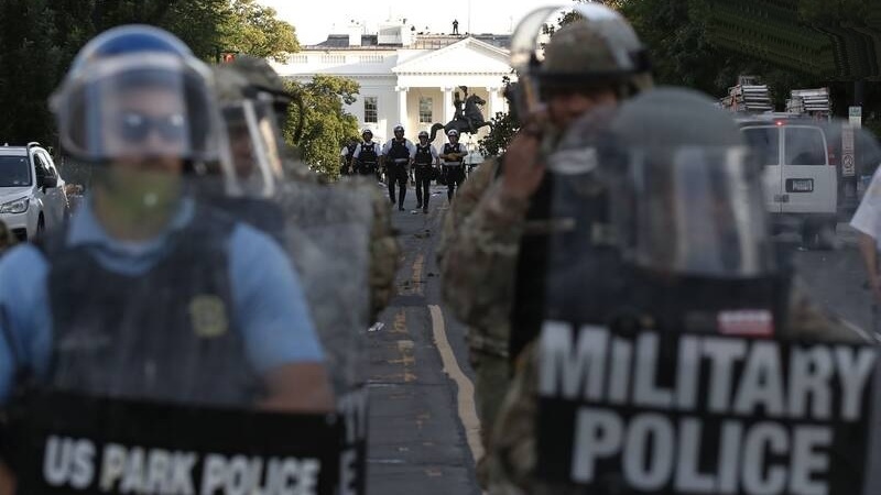 ABŞ polisi Ağ Ev qarşısında etirazçılara hücum edib