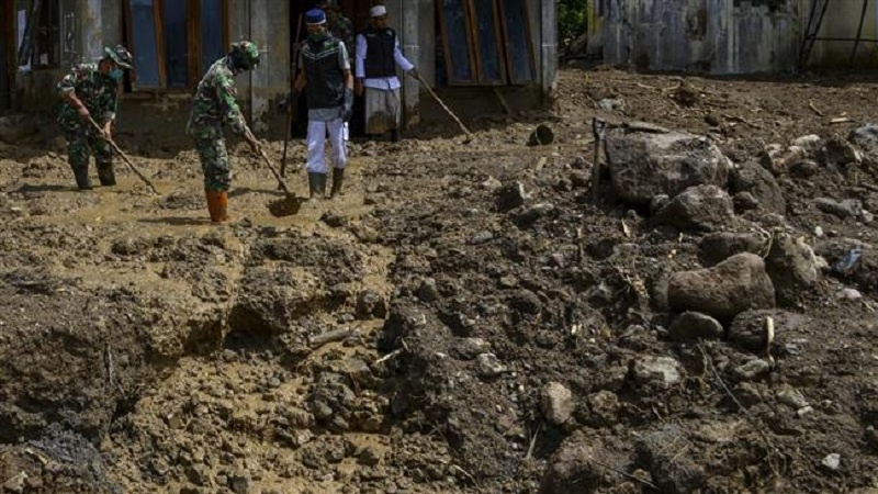 Klizišta i vulkanske stijene uništile kuće nakon što je tropski ciklon pogodio Indoneziju