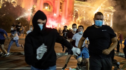 Na demonstrante u Beogradu žandarmerija bacala suzavce iz 1990. godine