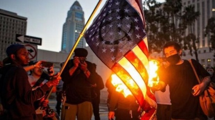 Demonstranti spalili američku zastavu ispred Bijele kuće